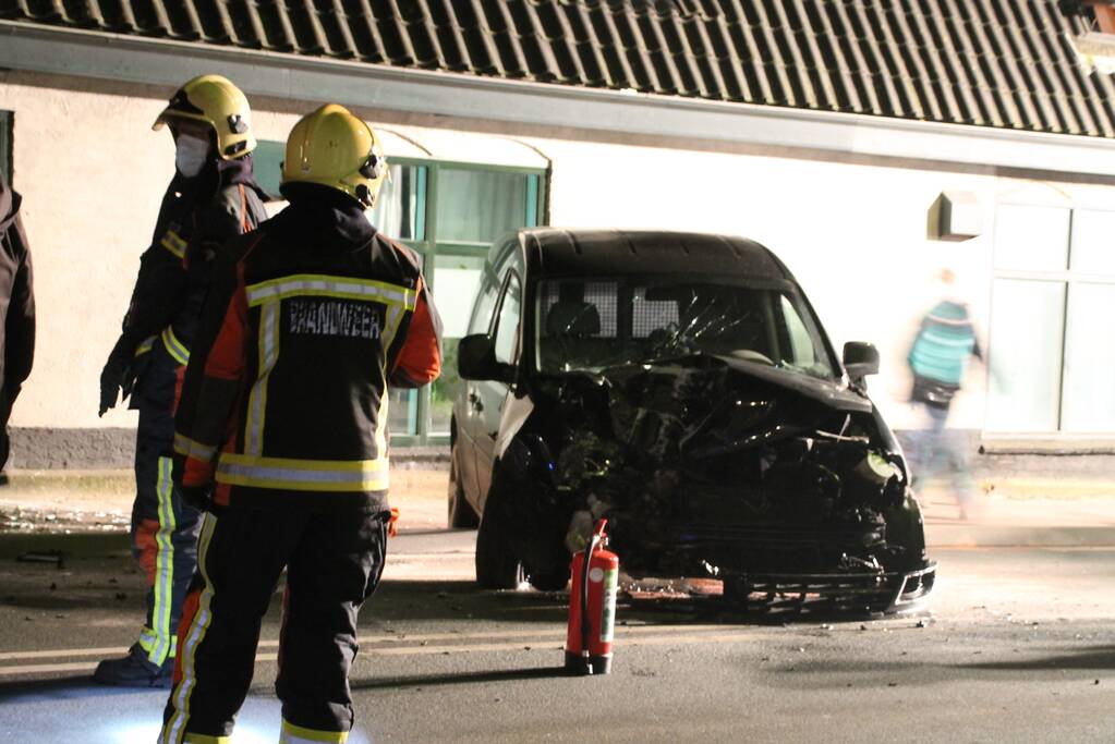 Automobilist knalt op huis