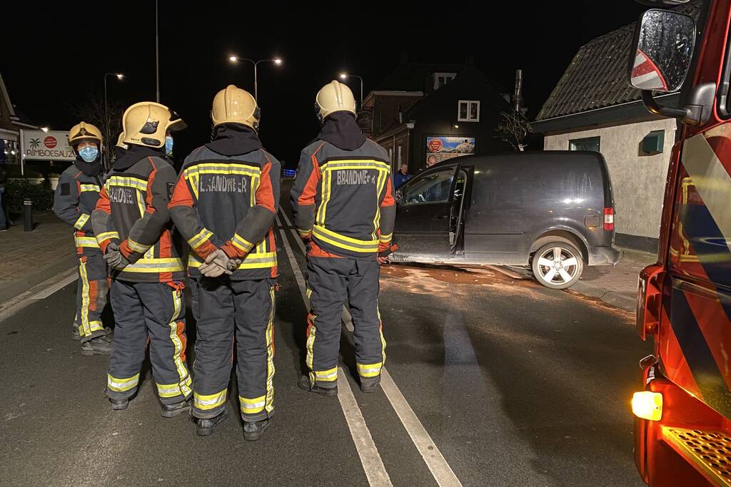 Automobilist knalt op huis