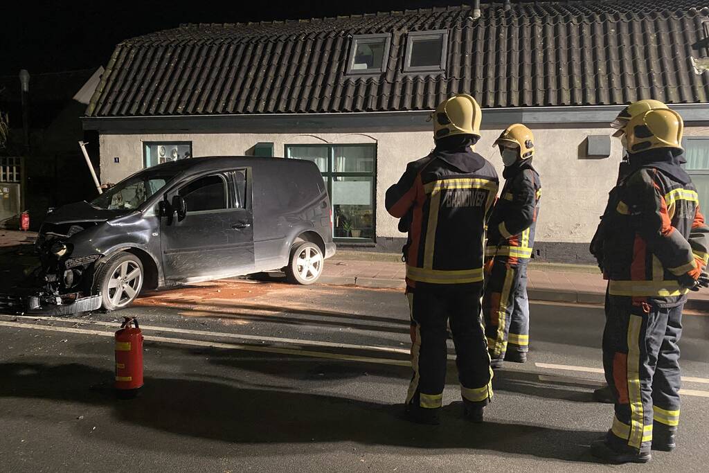 Automobilist knalt op huis