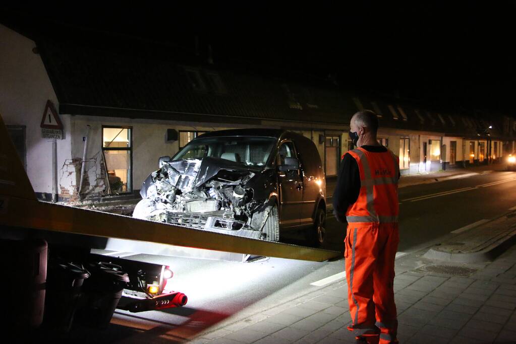 Automobilist knalt op huis