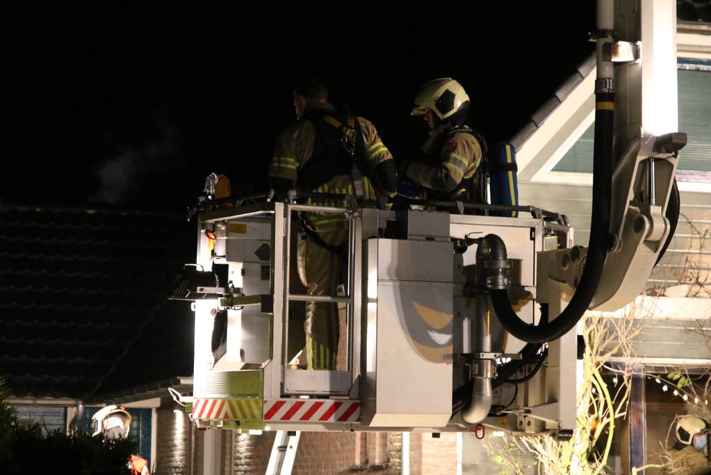 Brand in schoorsteen van woning