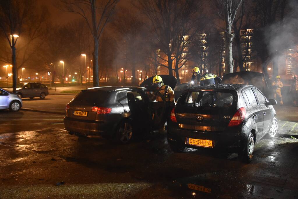 Auto volledig uitgebrand op parkeerplaats