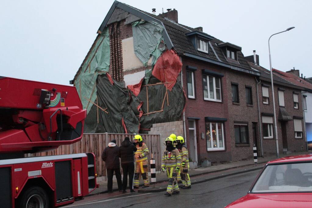 Deel muur in aanbouw op instorten door wind