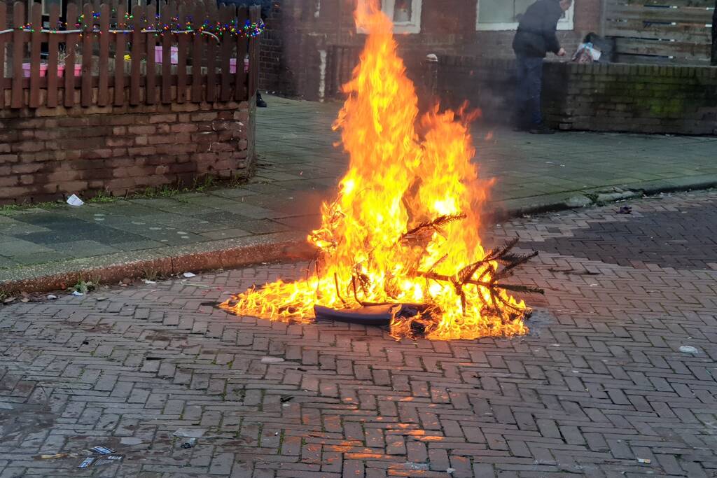 Kerstboom in brand gestoken