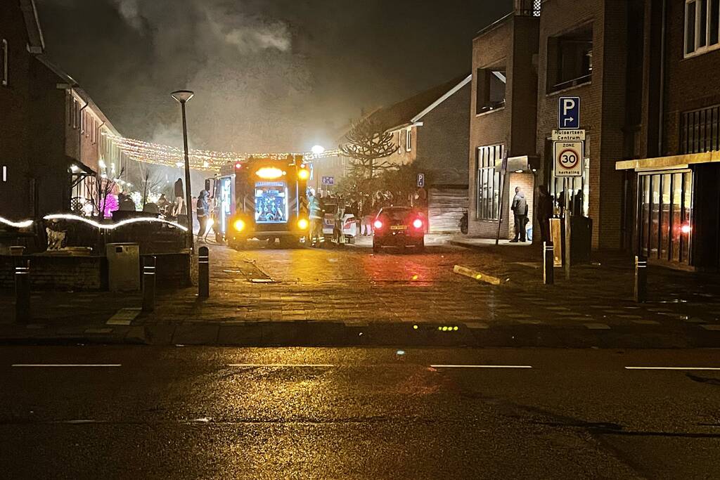 Brandweer blust brandende pallets