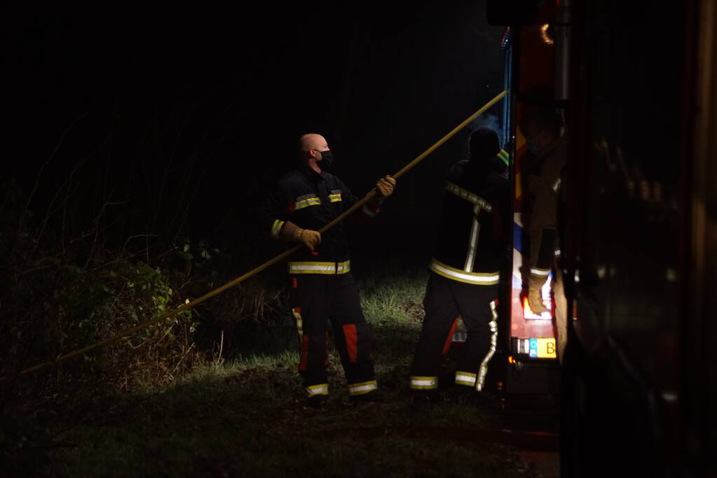 Afvalbrand in bosgebied