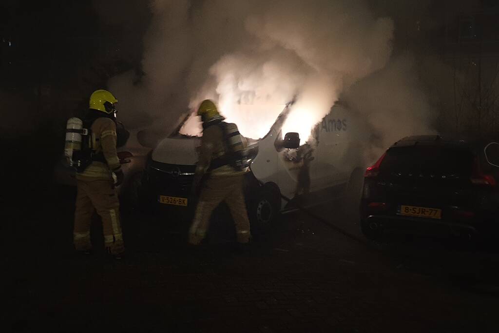 Bestelbus verwoest door brand