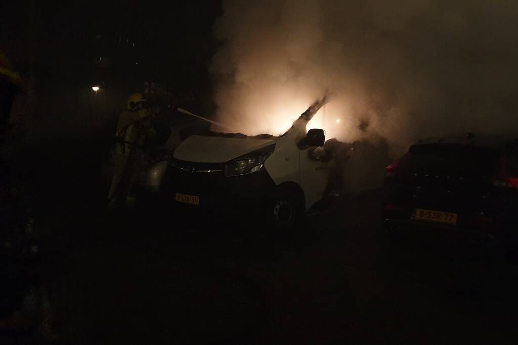 Bestelbus verwoest door brand