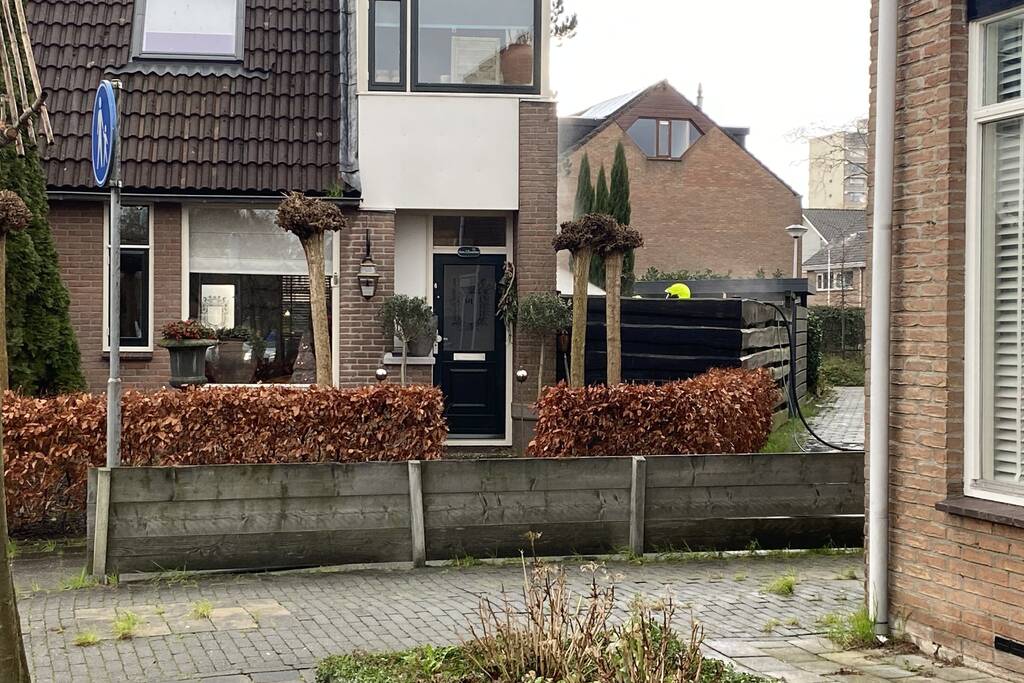 Afval in brand gevlogen zorgt voor gevaar woning