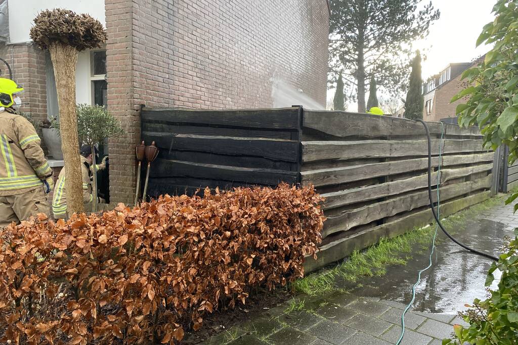 Afval in brand gevlogen zorgt voor gevaar woning