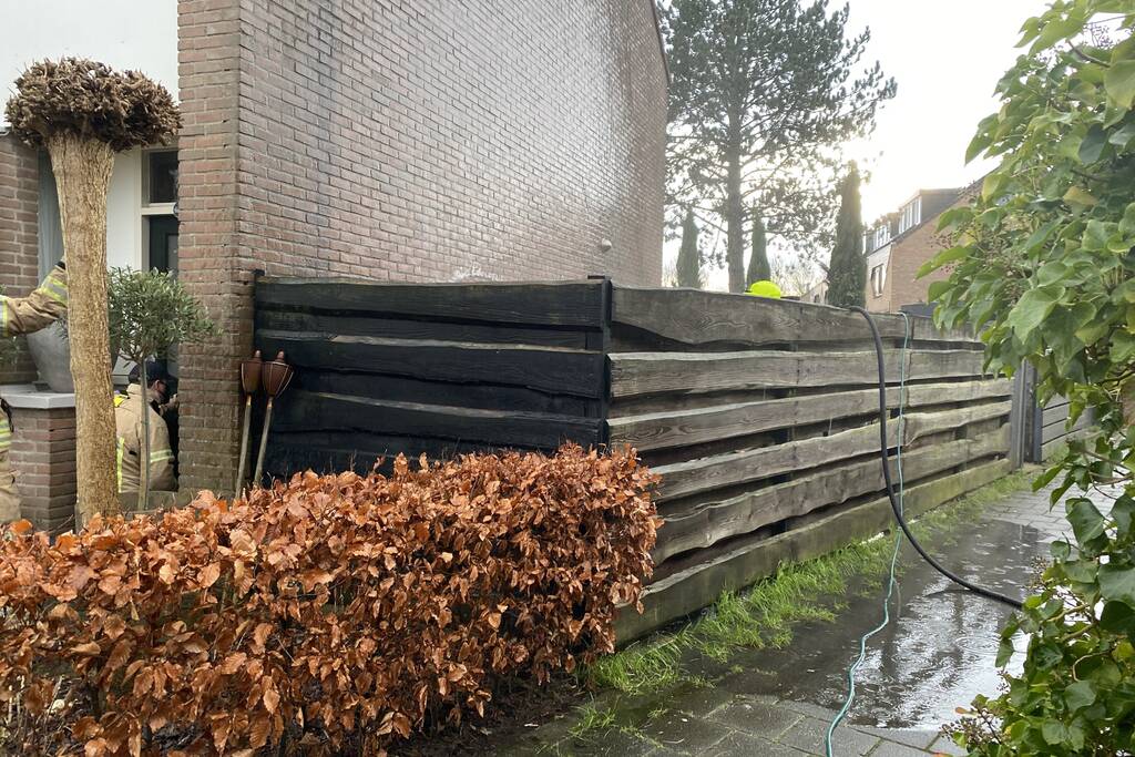 Afval in brand gevlogen zorgt voor gevaar woning