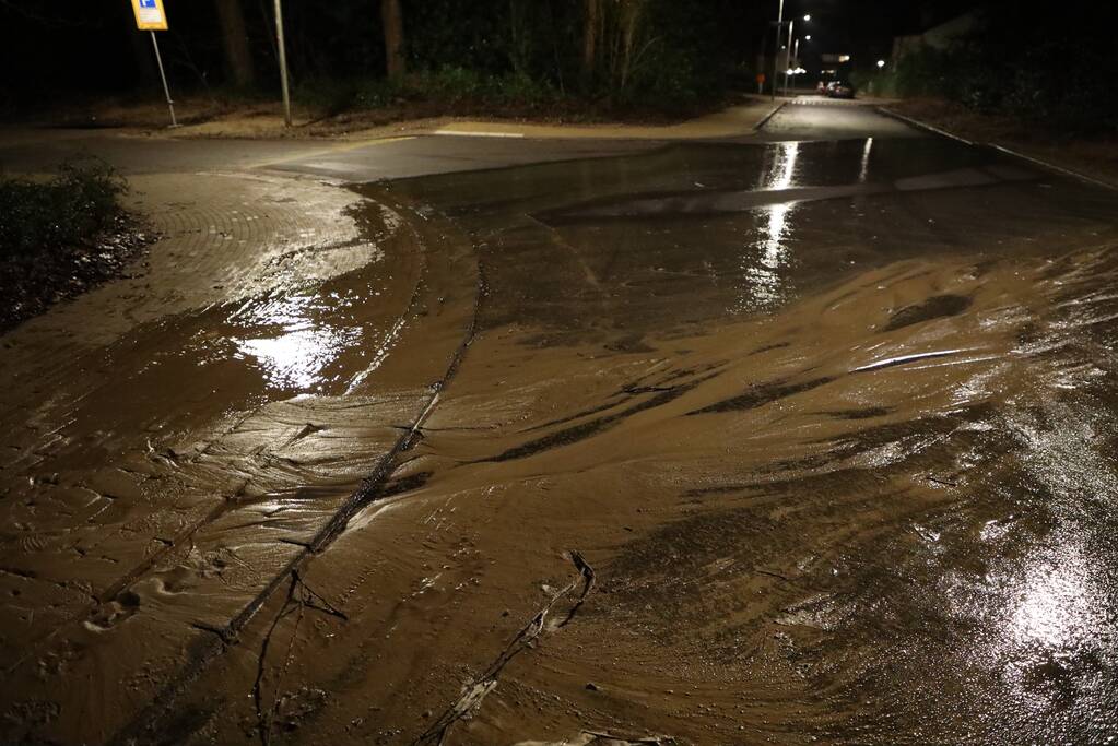 Stoep zakt weg door fors waterlek