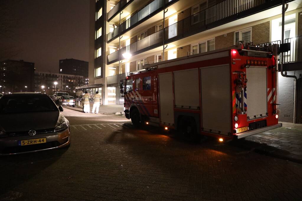 Brandweer ventileert woning na ruiken brandlucht