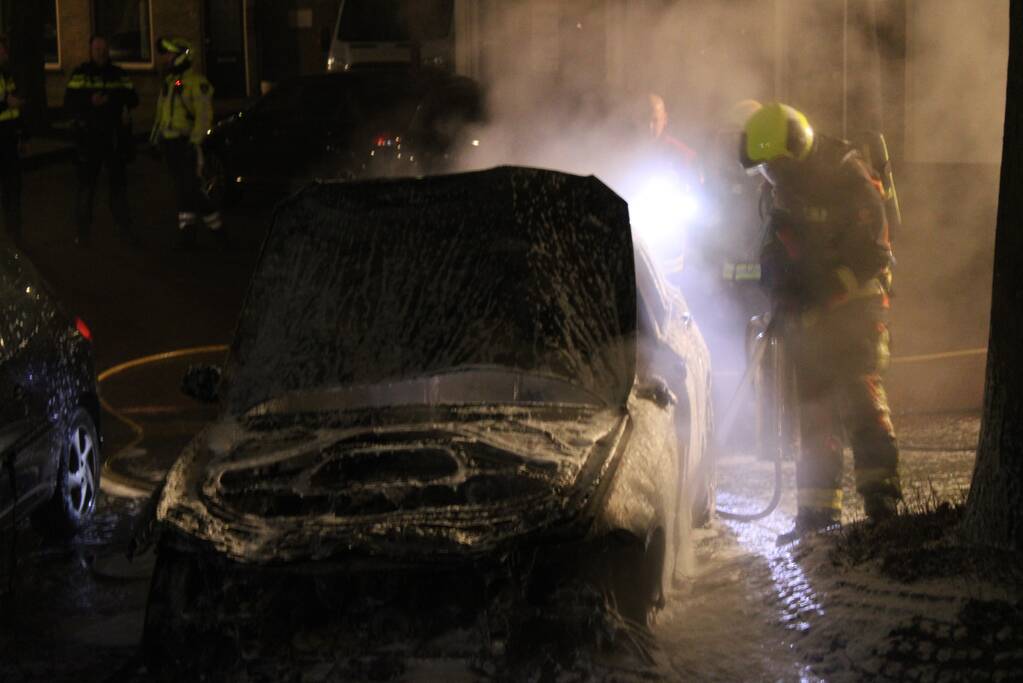 Geparkeerde auto uitgebrand