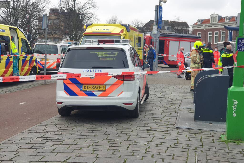 Persoon onder oliebollenkraam overleden