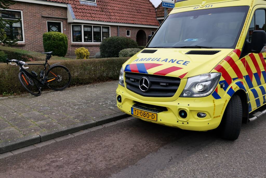 Wielrenner botst op personenauto