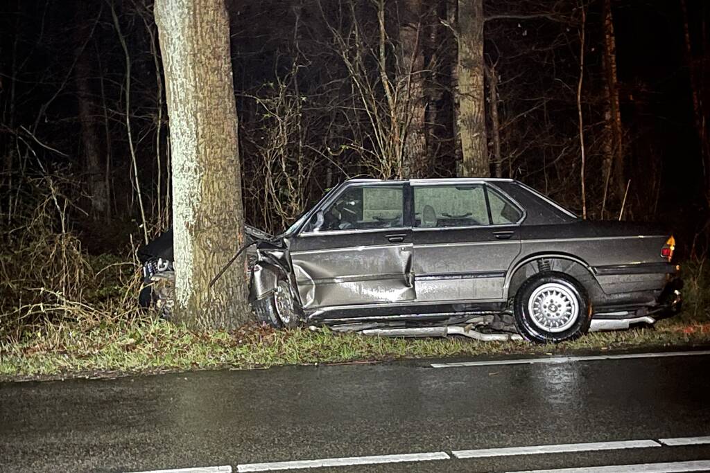 Auto klapt frontaal op boom, bestuurder spoorloos