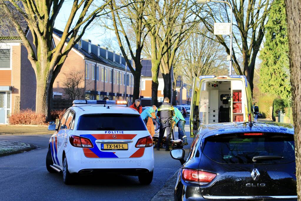 Fietsster ziet auto over het hoofd en raakt gewond