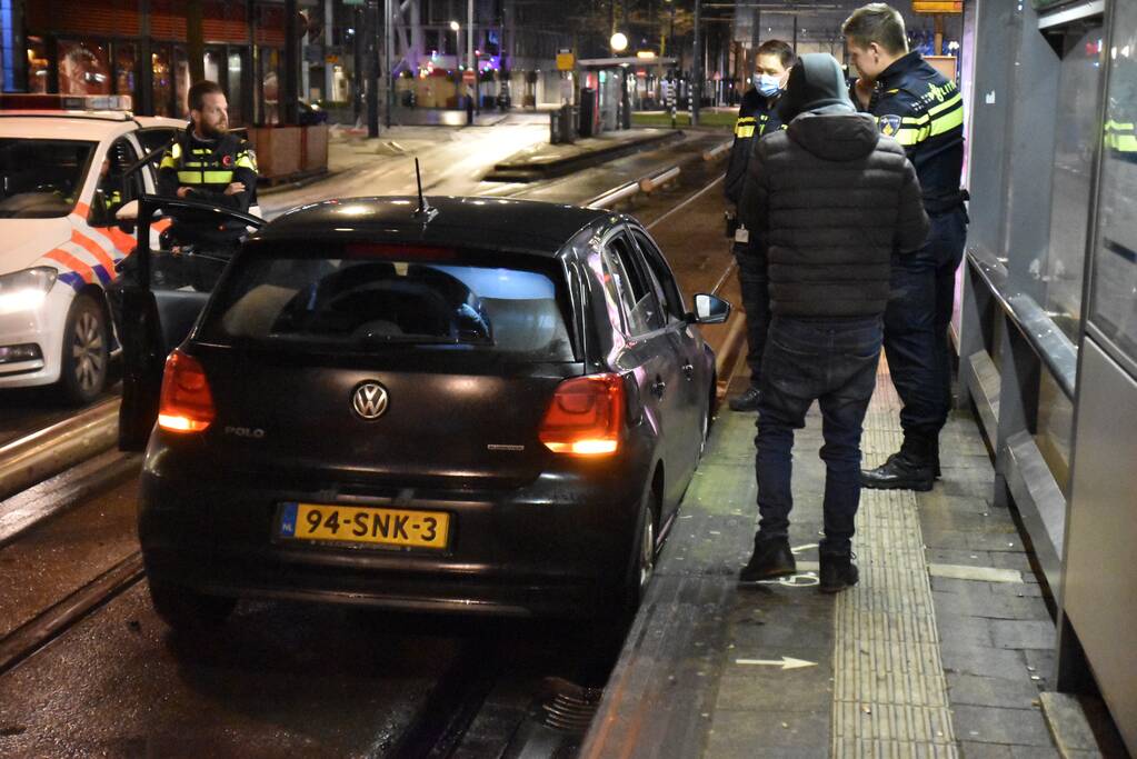 Automobilist rijdt tegen tramhalte aan