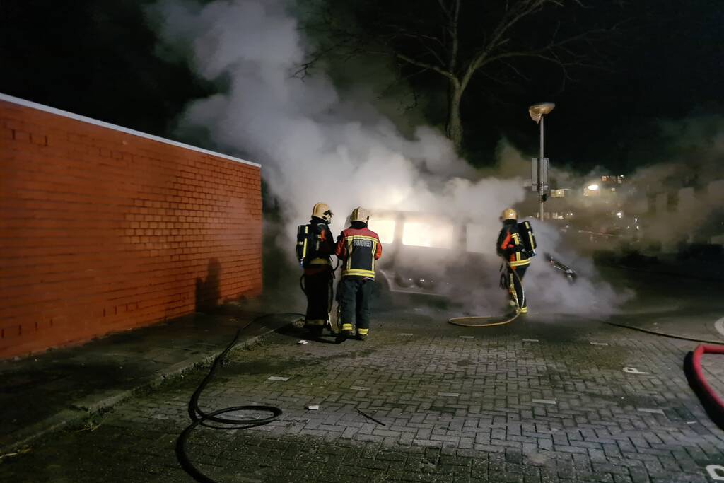 Bestelbus volledig verwoest door brand