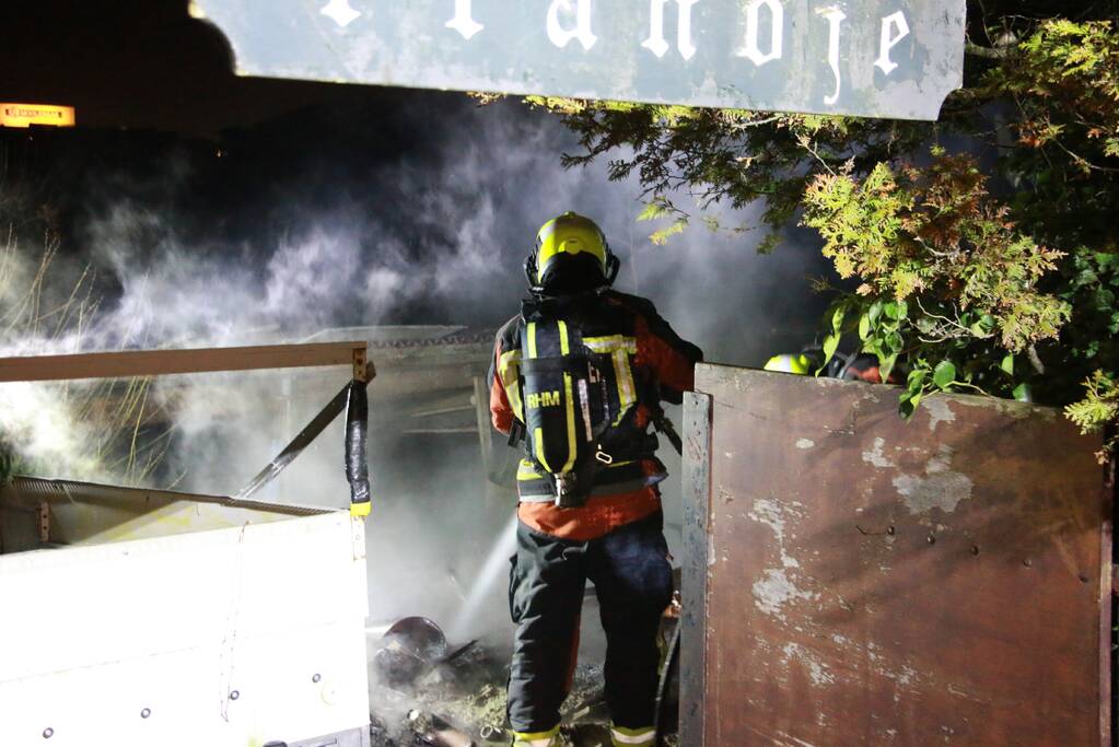 Veel rook bij brand in tuin