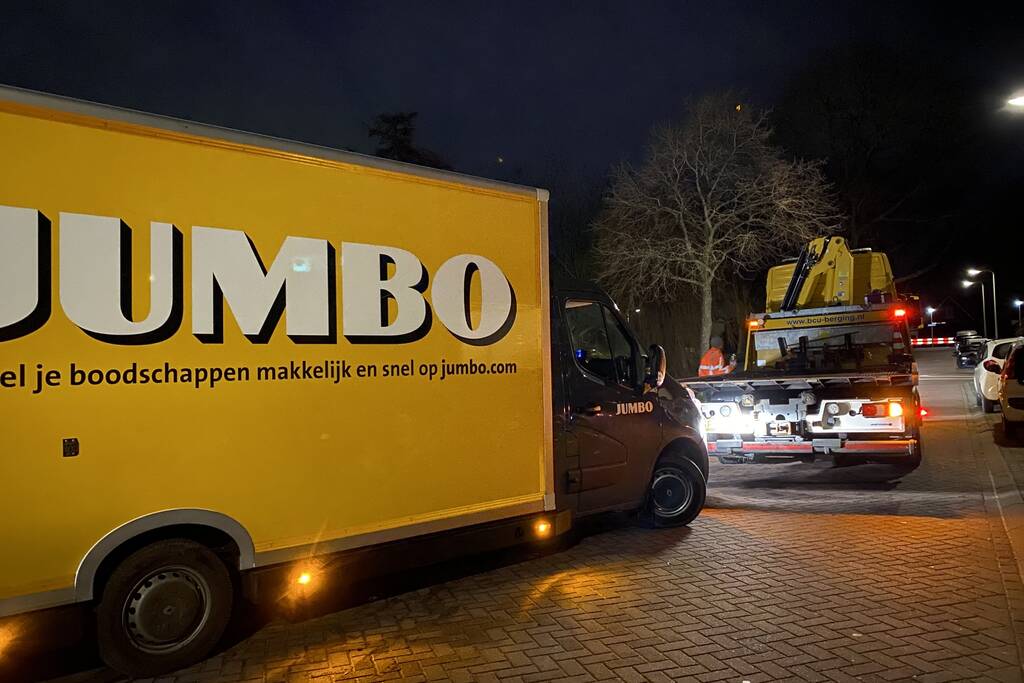 Jumbo-bezorgbus rijdt zich vast in berm