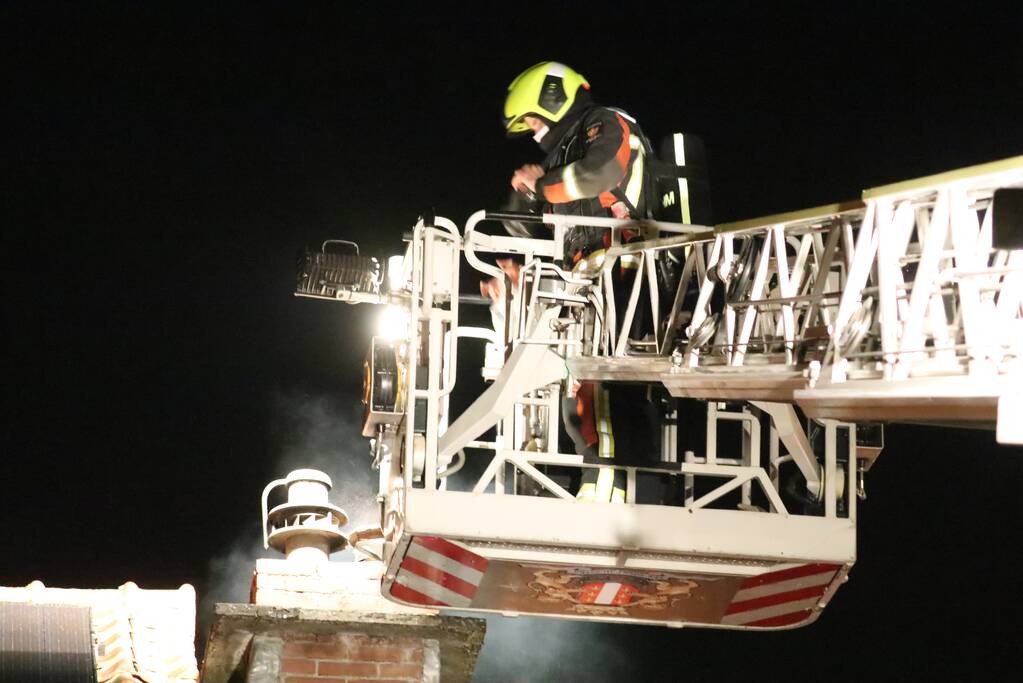 Brand in schoorsteen van woning