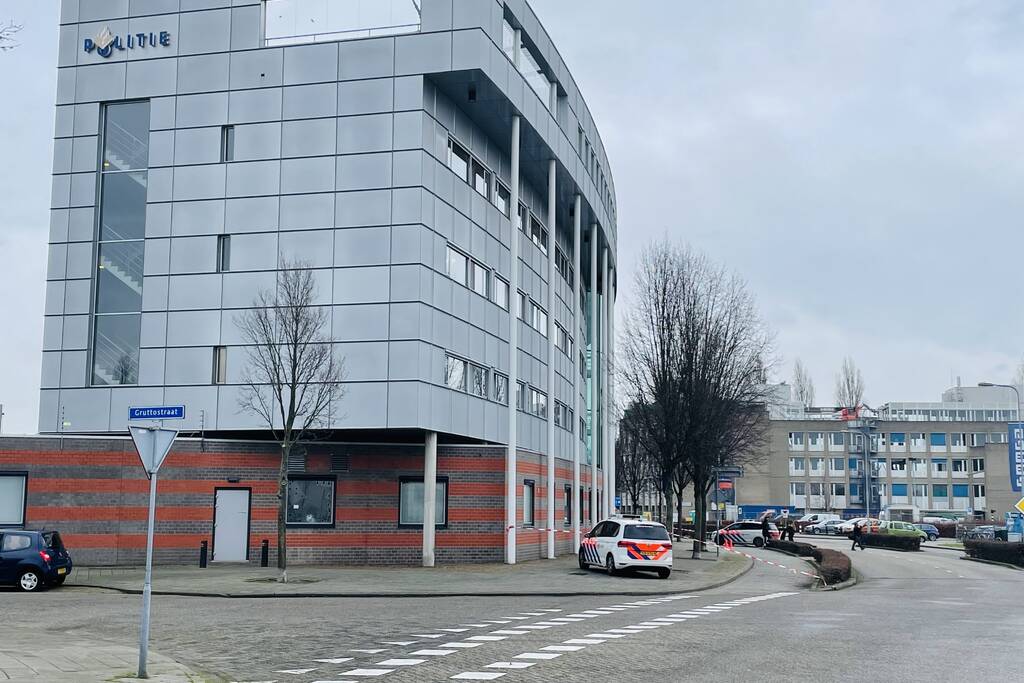 Persoon gewond bij schietincident politiebureau