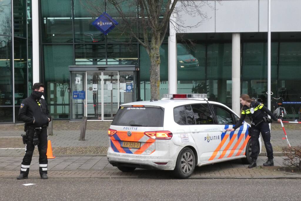 Persoon gewond bij schietincident politiebureau