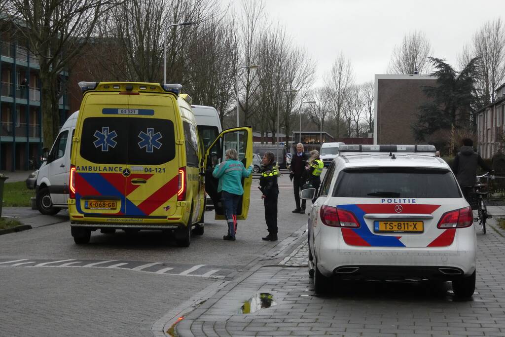 Taxibus rijdt fietser aan