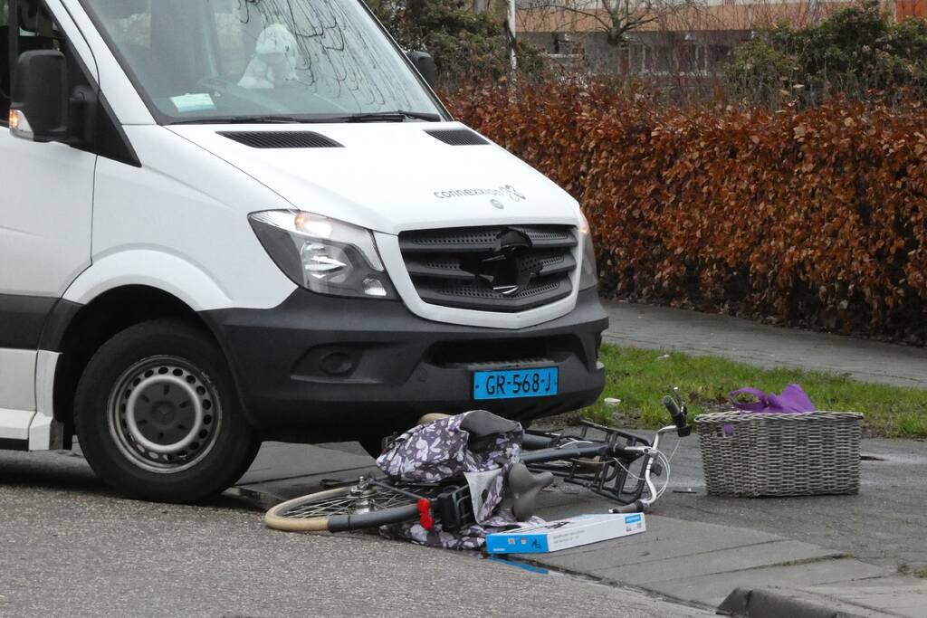 Taxibus rijdt fietser aan