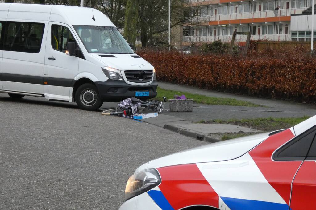 Taxibus rijdt fietser aan