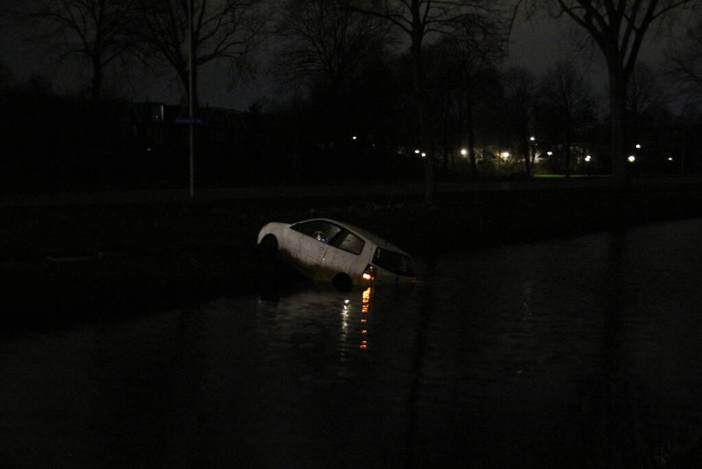 Auto geëindigd in het water