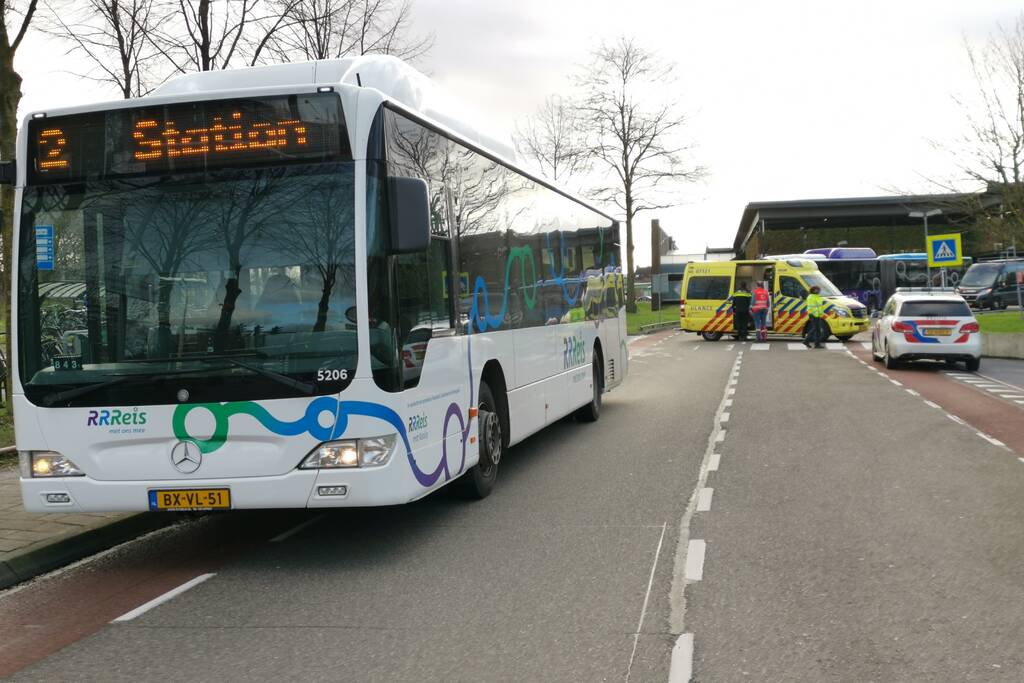 Fietsster aangereden door lijnbus bij Ziekenhuis Gelderse Vallei