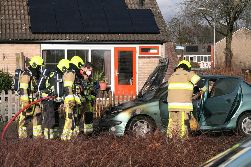 Auto volledig in brand