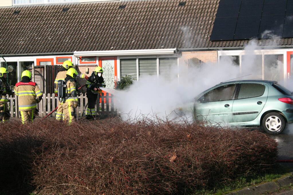 Auto volledig in brand