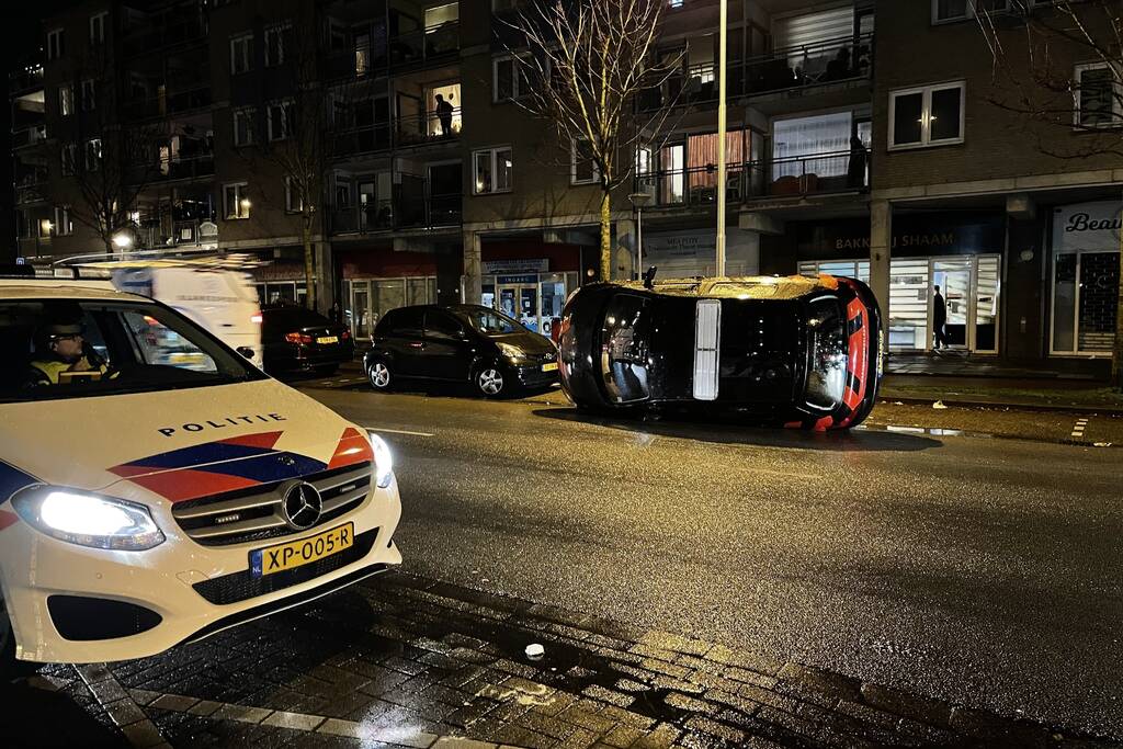 Relschoppers gooien auto op kant bij ongeregeldheden