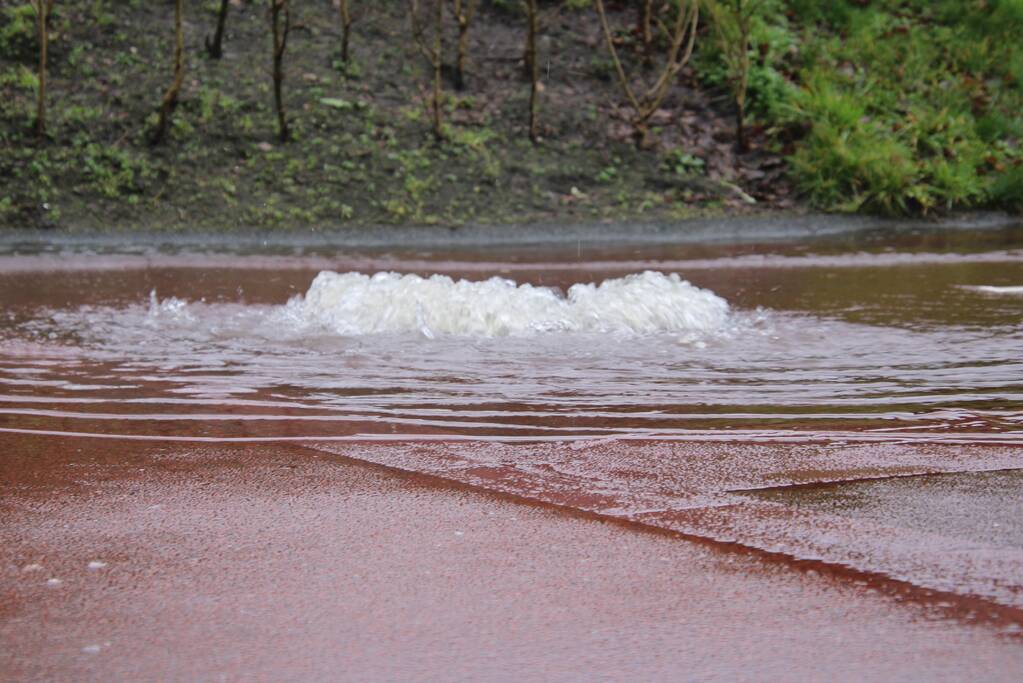 Water spuit uit putdeksel