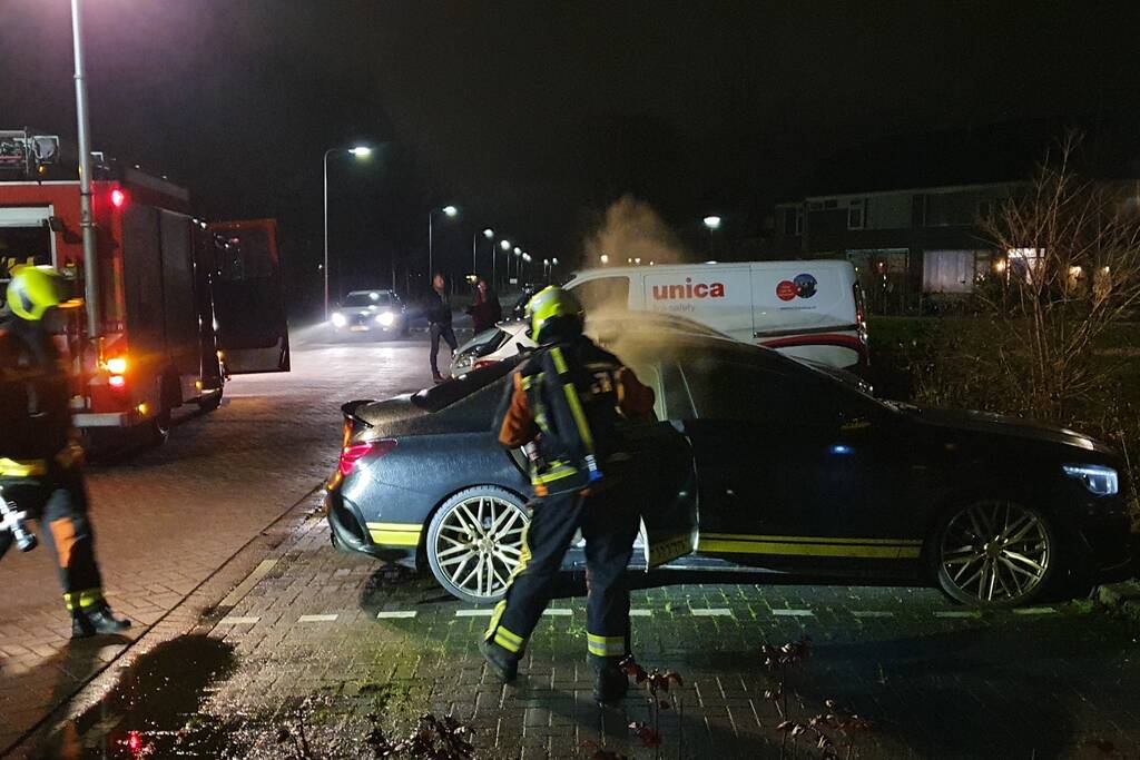 Binnenkant van auto in brand