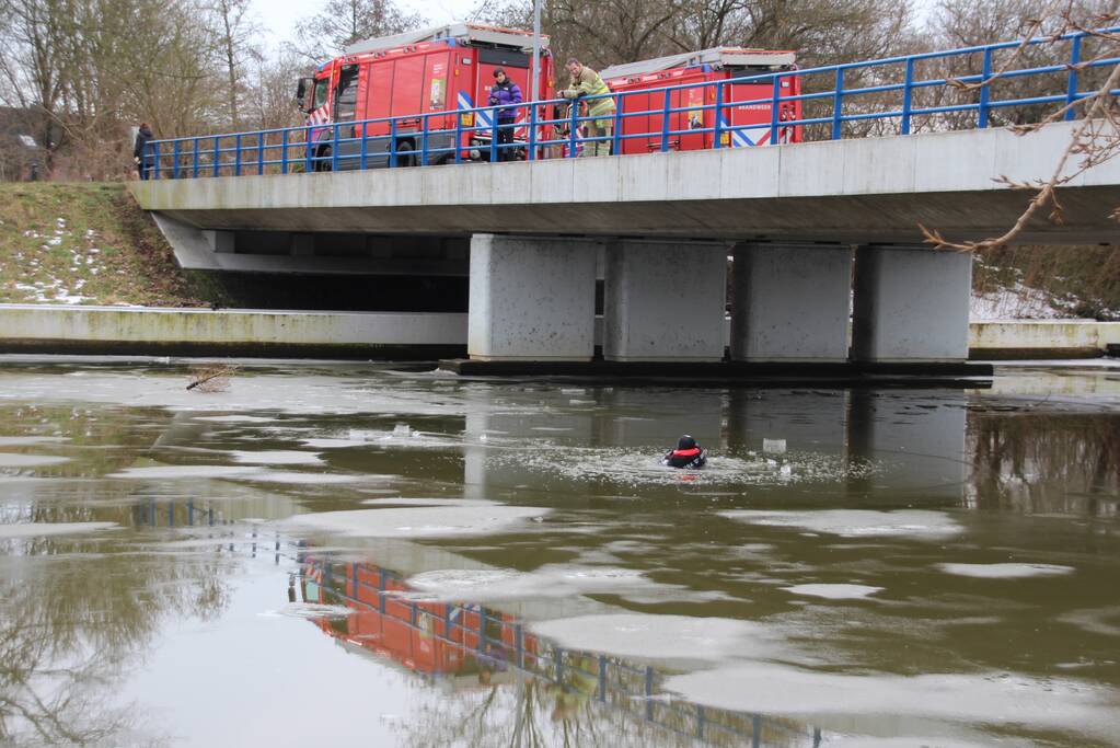 Brandweer oefent in ijskoude Gelderse Diep