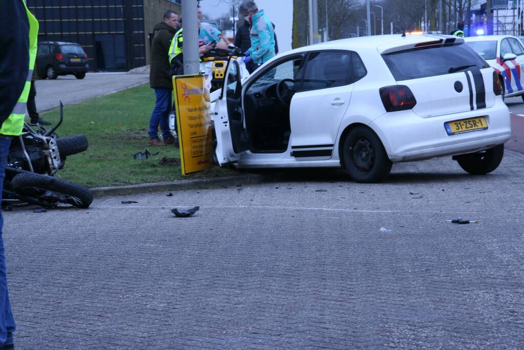 Motorrijder gewond bij botsing met auto