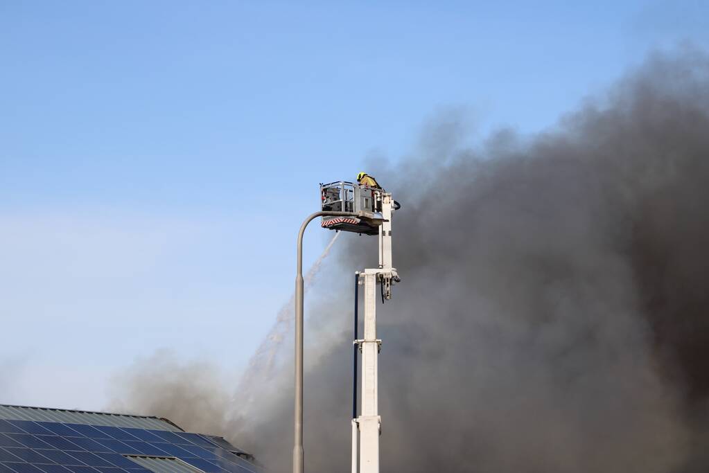 Enorme rookwolken bij grote brand