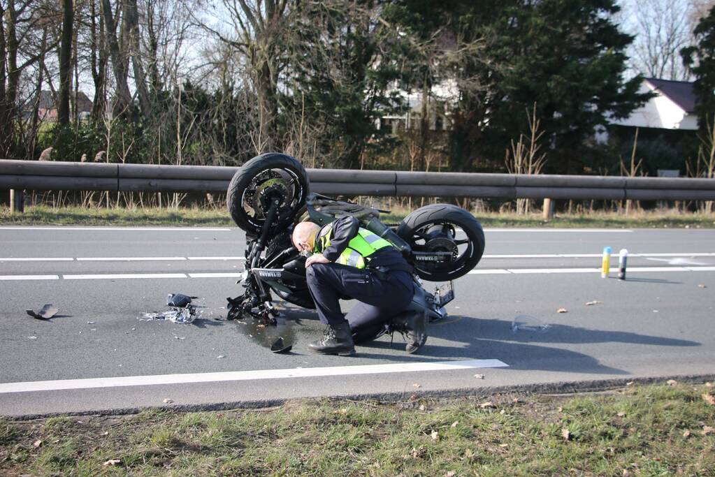 Motorrijder slaat over de kop en raakt zwaargewond