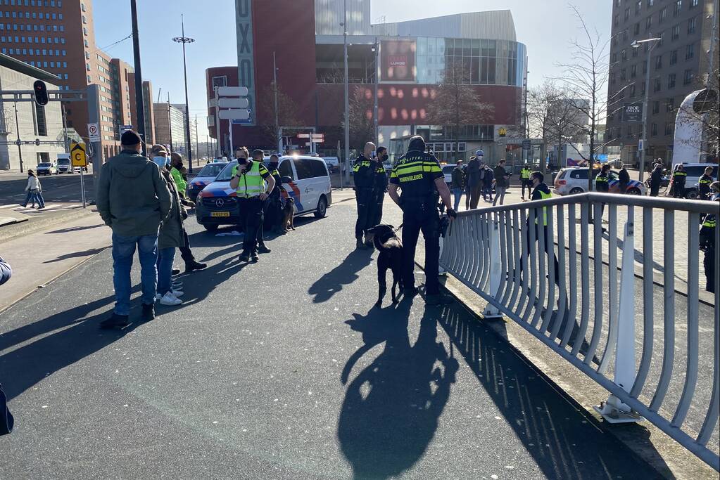 Klimaatactivisten Extinction Rebellion demonstreren bij Erasmusbrug