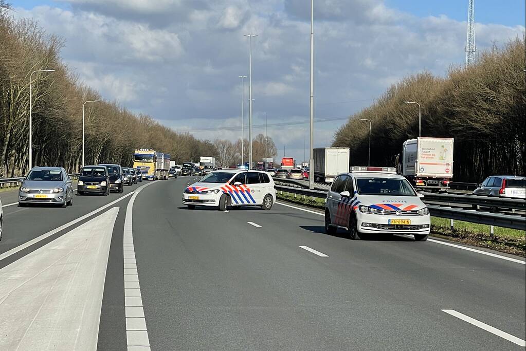 Meerdere auto's botsen in staart van file