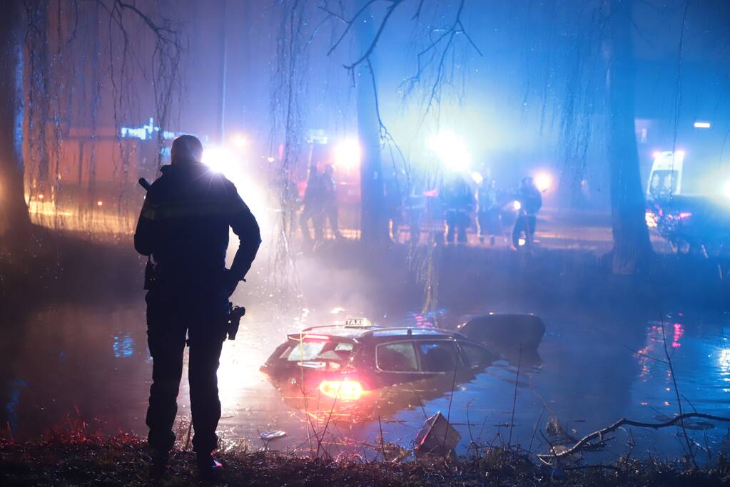 Taxi raakt van de weg belandt te water