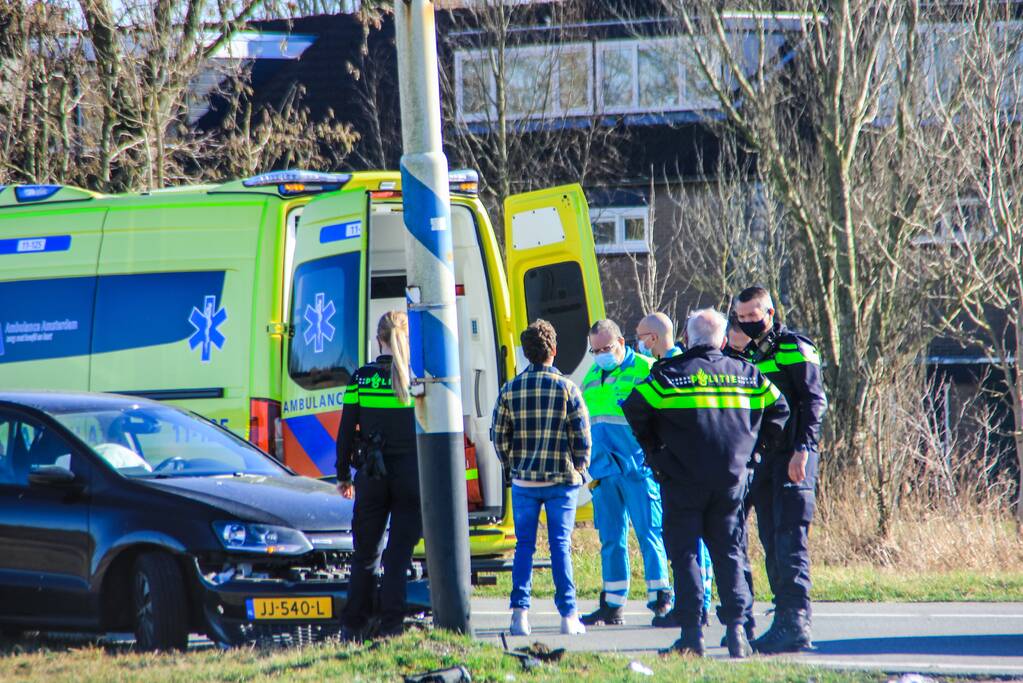 Auto beschadigd bij ongeval op afrit