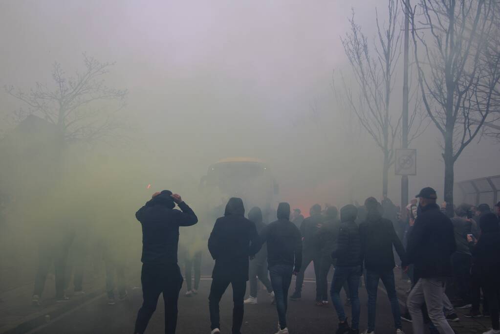 Spelersbus Cambuur onthaald door supporters