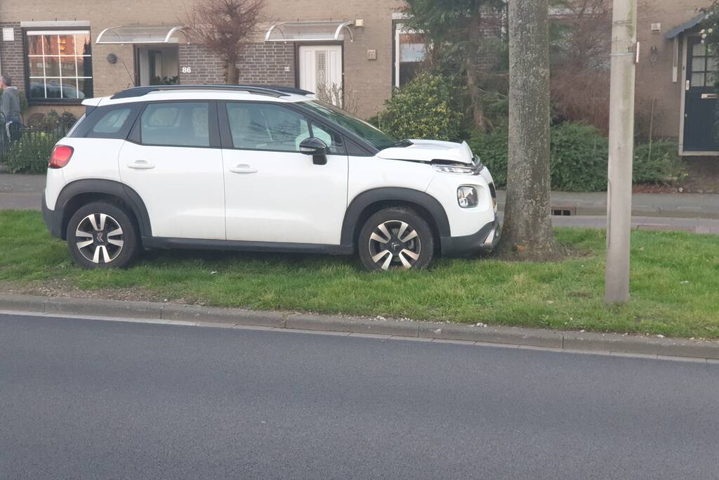 Personenauto komt tot stilstand tegen boom