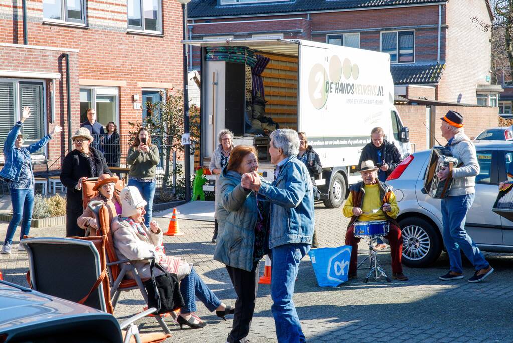 Groot feest op straat voor 60-jarig bruidspaar Rijk en Bea Marcus